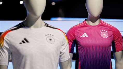 nike als sponsor|Nike sticht Adidas als Sponsor der Fußballnationalmannschaft aus.